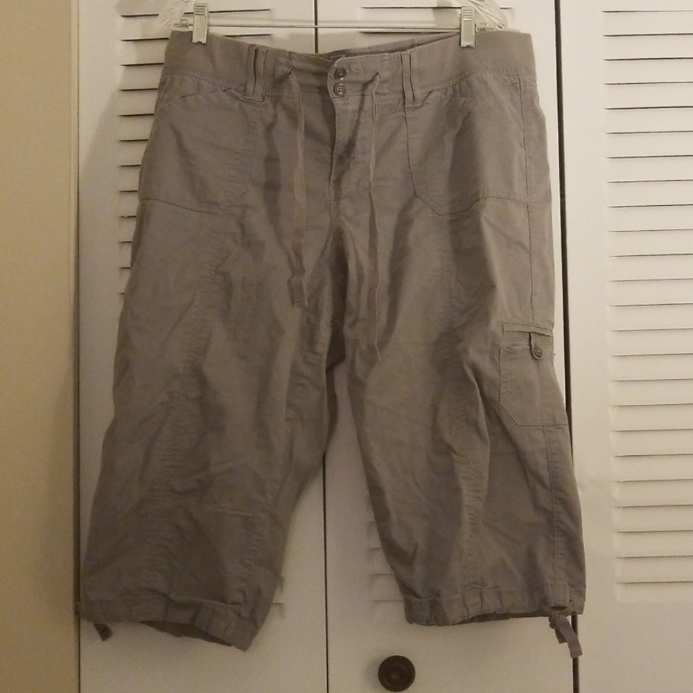 Sonoma size 16 gray cargo capri pants, slight wear